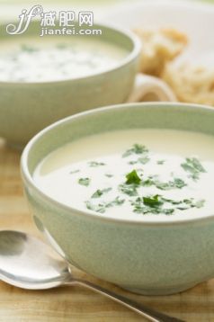食品,首都,饮食,室内,汤匙_91787493_Vichysoisse soup_创意图片_Getty Images China 食品,首都,饮食,室内,汤匙_91787493_Vichysoisse soup_创意图片_Getty Images China