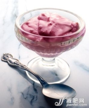 餐具,影棚拍摄,汤匙,酸奶,浆果_136494983_yogurt on marble_创意图片_Getty Images China 餐具,影棚拍摄,汤匙,酸奶,浆果_136494983_yogurt on marble_创意图片_Getty Images China
