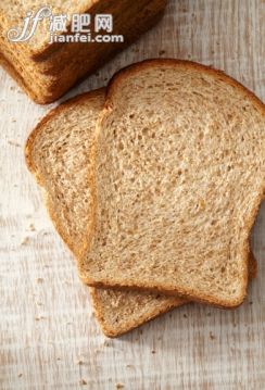 桌子,影棚拍摄,早餐,明亮,木制_512336357_Two slices of brown bread on a wooden table top_创意图片_Getty Images China 桌子,影棚拍摄,早餐,明亮,木制_512336357_Two slices of brown bread on a wooden table top_创意图片_Getty Images China