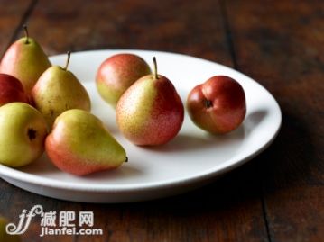 饮食,盘子,木制,水果,梨_143133187_Whole pears on white platter on wood surface_创意图片_Getty Images China 饮食,盘子,木制,水果,梨_143133187_Whole pears on white platter on wood surface_创意图片_Getty Images China