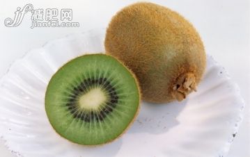饮食,健康食物,摄影,食品,切片食物_200445139-001_Kiwifruit, whole and cross section, close-up_创意图片_Getty Images China 饮食,健康食物,摄影,食品,切片食物_200445139-001_Kiwifruit, whole and cross section, close-up_创意图片_Getty Images China