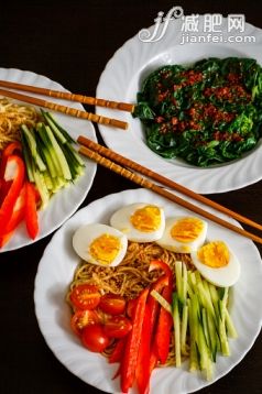 城堡,菠菜,灯笼椒,黄瓜,樱桃番茄_567974743_Spinach and ramen_创意图片_Getty Images China 城堡,菠菜,灯笼椒,黄瓜,樱桃番茄_567974743_Spinach and ramen_创意图片_Getty Images China