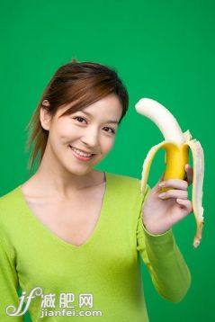 香蕉,水果,健康食物,健康生活方式,健康_gic3004261_年轻女子吃香蕉_创意图片_Getty Images China 香蕉,水果,健康食物,健康生活方式,健康_gic3004261_年轻女子吃香蕉_创意图片_Getty Images China
