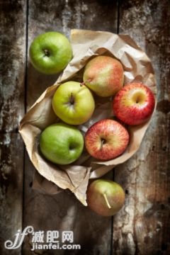 桌子,室内,木制,苹果,梨_502469539_Apples and pears on brown paper and wood_创意图片_Getty Images China 桌子,室内,木制,苹果,梨_502469539_Apples and pears on brown paper and wood_创意图片_Getty Images China