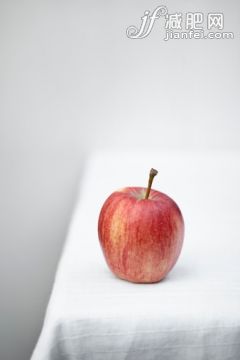 桌子,影棚拍摄,桌布,红色,苹果_493513705_A single red apple on a white table cloth_创意图片_Getty Images China 桌子,影棚拍摄,桌布,红色,苹果_493513705_A single red apple on a white table cloth_创意图片_Getty Images China