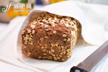 烘焙师,烘,主食,面包,面包刀_gic11084753_Wholemeal bread with rolled oats_创意图片_Getty Images China 烘焙师,烘,主食,面包,面包刀_gic11084753_Wholemeal bread with rolled oats_创意图片_Getty Images China