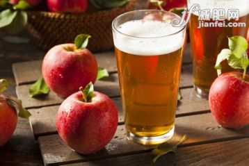 威士忌,含酒精饮料,苹果,秋天,啤酒_gic13466526_Hard Apple Cider Ale_创意图片_Getty Images China 威士忌,含酒精饮料,苹果,秋天,啤酒_gic13466526_Hard Apple Cider Ale_创意图片_Getty Images China