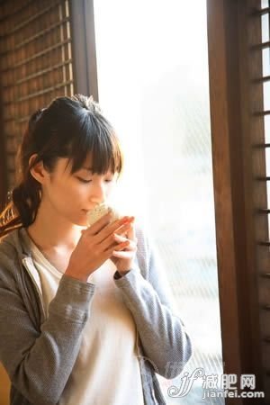 七大坏毛病惯出扁平胸 不可小觑