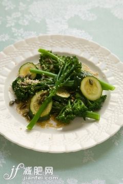健康生活方式,芝麻,西兰花,胡瓜,素食_524618391_Steamed green vegetables on white plate_创意图片_Getty Images China 健康生活方式,芝麻,西兰花,胡瓜,素食_524618391_Steamed green vegetables on white plate_创意图片_Getty Images China