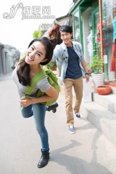 周末活动,约会,旅行,旅行者,大学生_1b3491e51_年轻情侣在北京胡同里旅游_创意图片_Getty Images China 周末活动,约会,旅行,旅行者,大学生_1b3491e51_年轻情侣在北京胡同里旅游_创意图片_Getty Images China