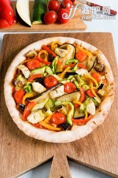 比萨饼,蔬菜,健康生活方式,案板,摄影_562332415_Vegetarian pizza_创意图片_Getty Images China 比萨饼,蔬菜,健康生活方式,案板,摄影_562332415_Vegetarian pizza_创意图片_Getty Images China