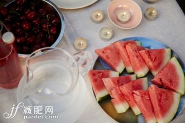 桌子,户外,水壶,庭院,聚会_176636296_Fresh watermelon slices on table at garden party_创意图片_Getty Images China 桌子,户外,水壶,庭院,聚会_176636296_Fresh watermelon slices on table at garden party_创意图片_Getty Images China