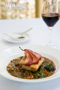 饮食,食品,城市,餐具,肉_128067684_Pork belly with glazed pear and lentils at C'est Bon Restaurant. Cairns, Queensland, Australia_创意图片_Getty Images China 饮食,食品,城市,餐具,肉_128067684_Pork belly with glazed pear and lentils at C'est Bon Restaurant. Cairns, Queensland, Australia_创意图片_Getty Images China