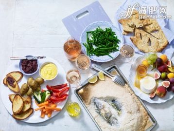 饮食,饮料,食品,海产,室内_562483547_Provencal dinner, including crudites and dips, loup de mer en croute de sel (fish in salt crust), haricots verts en persillade (green beans), brousse au miel de romarin (fresh cheese), fruit, fougasse (bread)_创意图片_Getty Images China 饮食,饮料,食品,海产,室内_562483547_Provencal dinner, including crudites and dips, loup de mer en croute de sel (fish in salt crust), haricots verts en persillade (green beans), brousse au miel de romarin (fresh cheese), fruit, fougasse (bread)_创意图片_Getty Images China