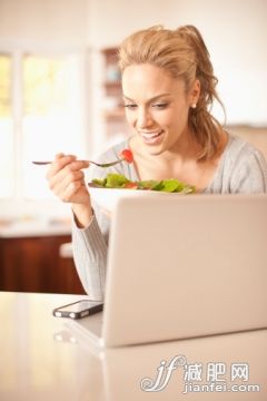 人,饮食,沟通,生活方式,技术_142741686_Hispanic woman eating salad and using laptop_创意图片_Getty Images China 人,饮食,沟通,生活方式,技术_142741686_Hispanic woman eating salad and using laptop_创意图片_Getty Images China