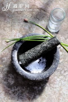 户外,岩石,白昼,草,研磨器_509287253_Rock salt ready to be grounded_创意图片_Getty Images China 户外,岩石,白昼,草,研磨器_509287253_Rock salt ready to be grounded_创意图片_Getty Images China