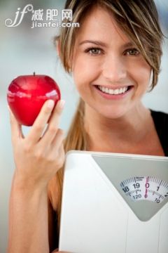 人,饮食,生活方式,影棚拍摄,25岁到29岁_136589963_Hispanic woman holding apple and weighting scale_创意图片_Getty Images China 人,饮食,生活方式,影棚拍摄,25岁到29岁_136589963_Hispanic woman holding apple and weighting scale_创意图片_Getty Images China