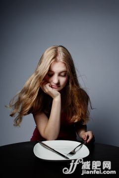 食品,瘦身,摄影,_526553859_Pretty girl staring at empty plate_创意图片_Getty Images China 食品,瘦身,摄影,_526553859_Pretty girl staring at empty plate_创意图片_Getty Images China