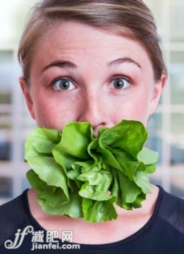 人,室内,20到24岁,人的嘴,灰色眼睛_494727563_Young woman with mouth stuffed with salad lettuce_创意图片_Getty Images China 人,室内,20到24岁,人的嘴,灰色眼睛_494727563_Young woman with mouth stuffed with salad lettuce_创意图片_Getty Images China