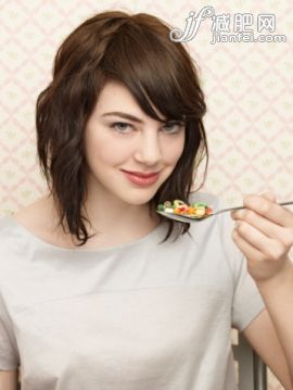 人,休闲装,银餐具,T恤,药_sb10069449q-002_Young woman eating pills on spoon, portrait_创意图片_Getty Images China 人,休闲装,银餐具,T恤,药_sb10069449q-002_Young woman eating pills on spoon, portrait_创意图片_Getty Images China