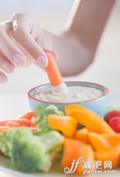 人,食品,生活方式,饮食,室内_109437959_USA, New Jersey, Jersey City, Close-up view of woman hand putting baby carrot into dip_创意图片_Getty Images China 人,食品,生活方式,饮食,室内_109437959_USA, New Jersey, Jersey City, Close-up view of woman hand putting baby carrot into dip_创意图片_Getty Images China