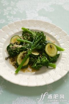 健康生活方式,芝麻,西兰花,胡瓜,素食_524618391_Steamed green vegetables on white plate_创意图片_Getty Images China 健康生活方式,芝麻,西兰花,胡瓜,素食_524618391_Steamed green vegetables on white plate_创意图片_Getty Images China