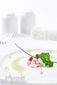 食品,桌子,银餐具,餐具,药_117145824_Drugs as food_创意图片_Getty Images China 食品,桌子,银餐具,餐具,药_117145824_Drugs as food_创意图片_Getty Images China