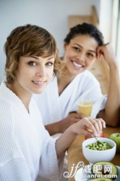 人,饮料,浴衣,饮食,室内_83989674_Women Eating_创意图片_Getty Images China 人,饮料,浴衣,饮食,室内_83989674_Women Eating_创意图片_Getty Images China