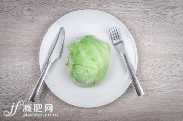 白色,古老的,饮食,食品,破败_476621222_Delicious iceberg lettuce on a plate_创意图片_Getty Images China 白色,古老的,饮食,食品,破败_476621222_Delicious iceberg lettuce on a plate_创意图片_Getty Images China