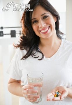 人,药,生活方式,健康保健,饮食_108113070_Smiling Hispanic woman taking vitamins_创意图片_Getty Images China 人,药,生活方式,健康保健,饮食_108113070_Smiling Hispanic woman taking vitamins_创意图片_Getty Images China