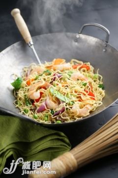 食品,餐具,锅,肉,海产_143922271_Shrimp Chow Mein_创意图片_Getty Images China 食品,餐具,锅,肉,海产_143922271_Shrimp Chow Mein_创意图片_Getty Images China