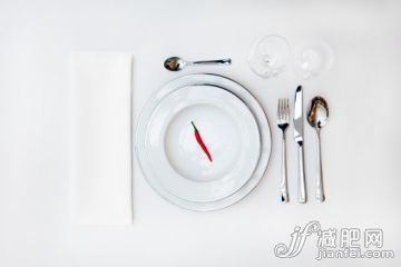 食品,影棚拍摄,餐刀,叉,汤匙_146671193_table cover with a red pepper on the upper plate_创意图片_Getty Images China 食品,影棚拍摄,餐刀,叉,汤匙_146671193_table cover with a red pepper on the upper plate_创意图片_Getty Images China