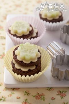 饮食,影棚拍摄,奶酪,早餐,切片食物_152832629_Pumpernickel rounds with cheese and cucumber in cake case, close-up_创意图片_Getty Images China 饮食,影棚拍摄,奶酪,早餐,切片食物_152832629_Pumpernickel rounds with cheese and cucumber in cake case, close-up_创意图片_Getty Images China