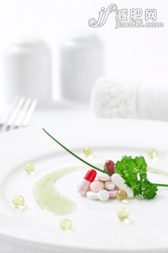 食品,桌子,银餐具,餐具,药_117145824_Drugs as food_创意图片_Getty Images China 食品,桌子,银餐具,餐具,药_117145824_Drugs as food_创意图片_Getty Images China