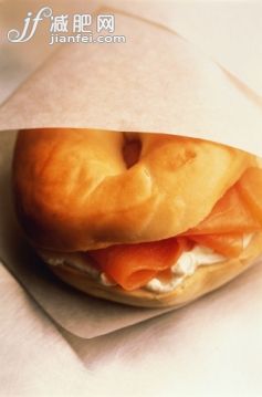 饮食,摄影,鱼肉,三文鱼,膳食_bc0546-001_Bagel with smoked salmon (lox) and cream cheese, wrapped in paper_创意图片_Getty Images China 饮食,摄影,鱼肉,三文鱼,膳食_bc0546-001_Bagel with smoked salmon (lox) and cream cheese, wrapped in paper_创意图片_Getty Images China
