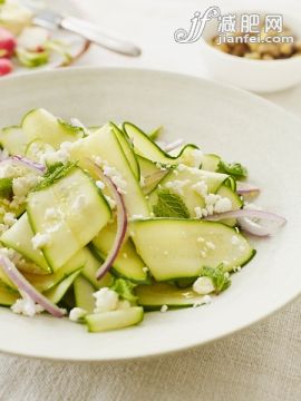 沙拉,夏天,胡瓜,素食,摄影_563737219_Zucchini Feta Salad_创意图片_Getty Images China 沙拉,夏天,胡瓜,素食,摄影_563737219_Zucchini Feta Salad_创意图片_Getty Images China