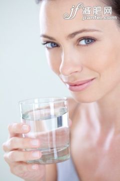 人,饮食,影棚拍摄,25岁到29岁,冷饮_138659111_Woman with a glass of water_创意图片_Getty Images China 人,饮食,影棚拍摄,25岁到29岁,冷饮_138659111_Woman with a glass of water_创意图片_Getty Images China
