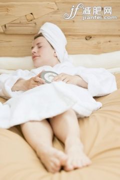 赤脚,浴衣,床,家具,节日_gic7290739_Woman in bathrobe relaxing_创意图片_Getty Images China 赤脚,浴衣,床,家具,节日_gic7290739_Woman in bathrobe relaxing_创意图片_Getty Images China