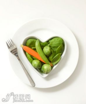 影棚拍摄,叉,盘子,碗,充满的_98110638_Heart shaped bowl of vegetables_创意图片_Getty Images China 影棚拍摄,叉,盘子,碗,充满的_98110638_Heart shaped bowl of vegetables_创意图片_Getty Images China