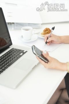 人,书桌,沟通,商务,生活方式_92629887_Businesswoman using mobile phone at her desk_创意图片_Getty Images China 人,书桌,沟通,商务,生活方式_92629887_Businesswoman using mobile phone at her desk_创意图片_Getty Images China