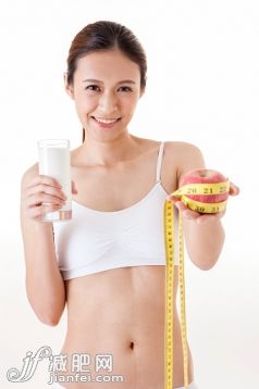人,饮食,饮料,影棚拍摄,室内_558964813_Young woman holding a glass of milk and apple with smile,_创意图片_Getty Images China 人,饮食,饮料,影棚拍摄,室内_558964813_Young woman holding a glass of milk and apple with smile,_创意图片_Getty Images China