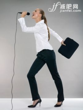 人,商务,影棚拍摄,公文包,白人_79245279_Businesswoman singing into microphone_创意图片_Getty Images China 人,商务,影棚拍摄,公文包,白人_79245279_Businesswoman singing into microphone_创意图片_Getty Images China
