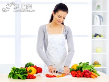 人,饮食,食品,住宅内部,桌子_154728727_Pretty girl in her kitchen cutting vegetable ingredients._创意图片_Getty Images China 人,饮食,食品,住宅内部,桌子_154728727_Pretty girl in her kitchen cutting vegetable ingredients._创意图片_Getty Images China