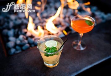 饮食,饮料,食品,含酒精饮料,户外_558962177_Two cocktails by restaurant open fire_创意图片_Getty Images China 饮食,饮料,食品,含酒精饮料,户外_558962177_Two cocktails by restaurant open fire_创意图片_Getty Images China