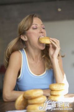 人,食品,生活方式,社会问题,室内_78322080_Woman eating stacks of doughnuts_创意图片_Getty Images China 人,食品,生活方式,社会问题,室内_78322080_Woman eating stacks of doughnuts_创意图片_Getty Images China