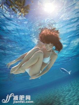 户外,运动,休闲,旅行,水_1f9302c01_漂亮的青年女人在水下_创意图片_Getty Images China 户外,运动,休闲,旅行,水_1f9302c01_漂亮的青年女人在水下_创意图片_Getty Images China