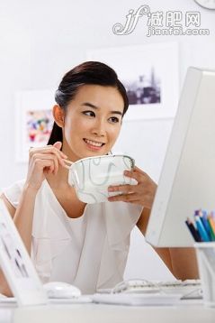 室内,商务,摄影,人,工作_gic5896799_东方商务女孩吃饭_创意图片_Getty Images China 室内,商务,摄影,人,工作_gic5896799_东方商务女孩吃饭_创意图片_Getty Images China