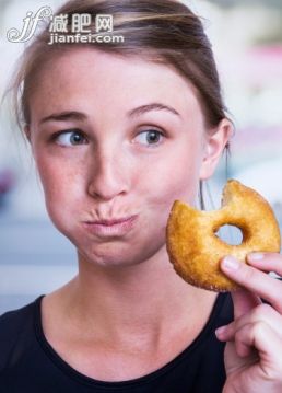 人,室内,20到24岁,灰色眼睛,金色头发_494727571_Young woman with big mouthful of doughnut_创意图片_Getty Images China 人,室内,20到24岁,灰色眼睛,金色头发_494727571_Young woman with big mouthful of doughnut_创意图片_Getty Images China