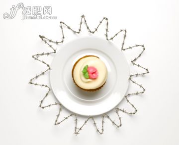 食品,摄影,不健康食物,纸托蛋糕,甜食_506219295_Cup Cake with Barbwire_创意图片_Getty Images China 食品,摄影,不健康食物,纸托蛋糕,甜食_506219295_Cup Cake with Barbwire_创意图片_Getty Images China