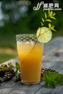 户外,田园风光,果汁,酸橙,草本_155009558_Mai Tai cocktail in a rustic setting_创意图片_Getty Images China 户外,田园风光,果汁,酸橙,草本_155009558_Mai Tai cocktail in a rustic setting_创意图片_Getty Images China